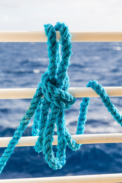 μπλε σχοινί στο κιγκλίδωμα κάτασπρα καραβάκια - Φωτογραφία, εικόνα