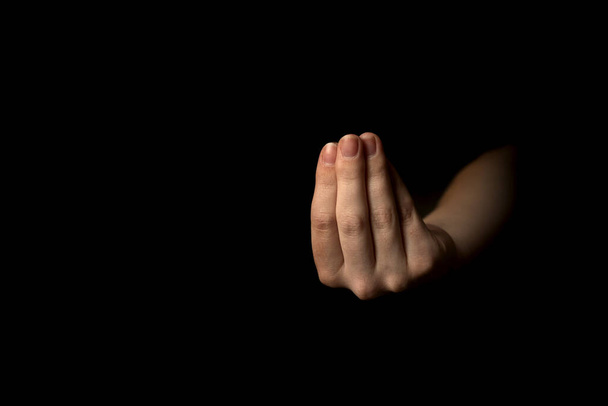 Gest kobiecej ręki na czarnym tle z przestrzenią do kopiowania - Zdjęcie, obraz
