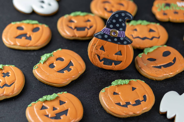 Bright Halloween gingerbread cookies on a black background - Foto, Imagem