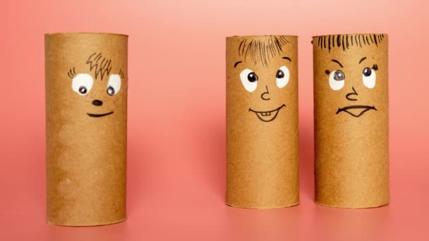 groupe de personnages fabriqués à partir de rouleaux de papier toilette avec des visages peints exprimant bonheur ou satisfaction sur fond rose, concept de groupe émotionnel, idées bricolage pour l'artisanat avec les enfants - Séquence, vidéo