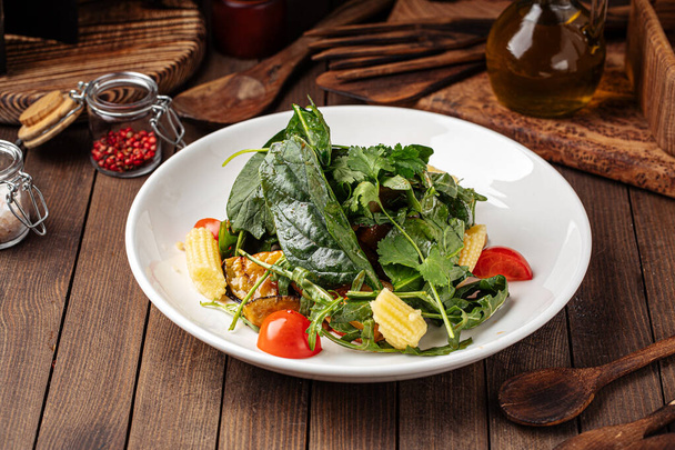 Здоровый салат из шпината с баклажанами и кукурузой - Фото, изображение