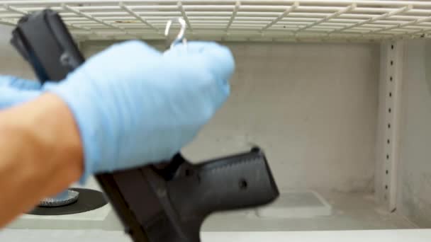 Polícia de CSI, revelando impressões digitais numa arma numa câmara de fumaça de cianoacrilato - Filmagem, Vídeo