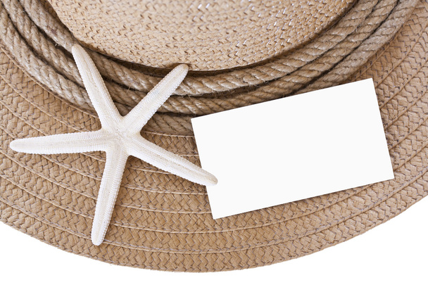 Sombrero de paja y estrellas de mar y en blanco
 - Foto, Imagen