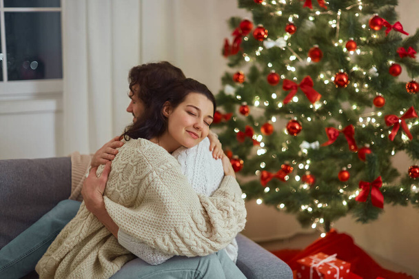 Szerető pár Ünneplés Újév Közel karácsonyfa otthon - Fotó, kép