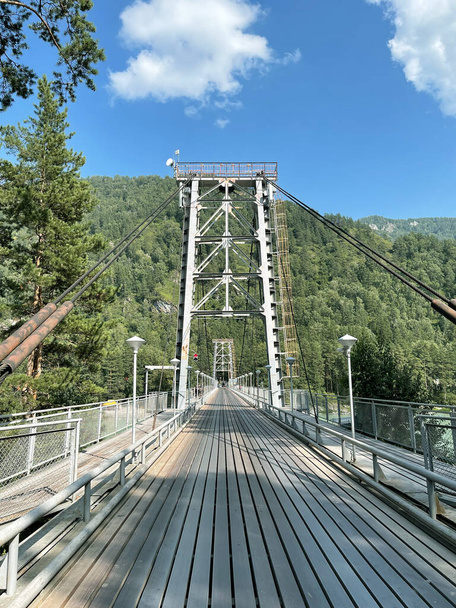 Felfüggesztő híd a Katun (Türkiz Katun) felett Platovo falu közelében, Altai, Oroszország - Fotó, kép
