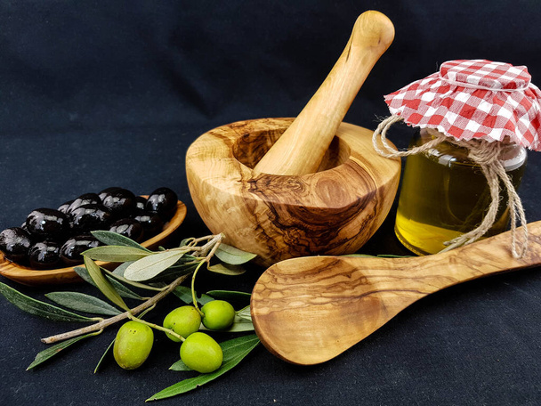 холодна оливкова олія з гілками та фруктами
 - Фото, зображення
