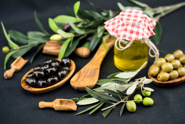 aceite de oliva prensado en frío con ramas y frutas - Foto, Imagen