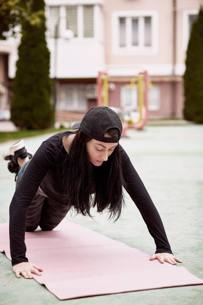 Mladá štíhlá žena cvičí venku. Cvičení venku. Zdravý životní styl. Dýchací práce. Kvalitní fotografie - Fotografie, Obrázek