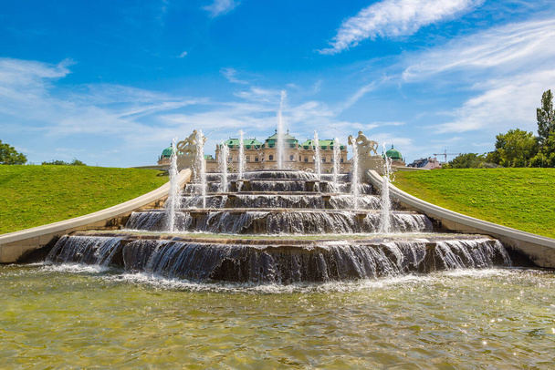 Fountain and Belvedere Palace in Vienna, Austria in a beautiful summer day - Foto, Imagem