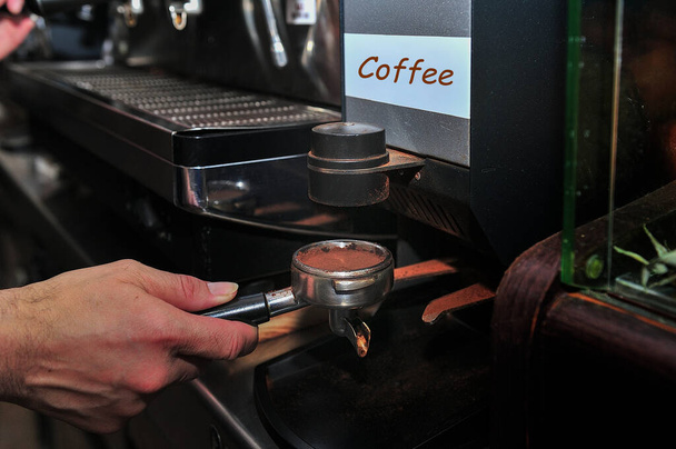 Serveur fait un bon café en machine expresso - Photo, image