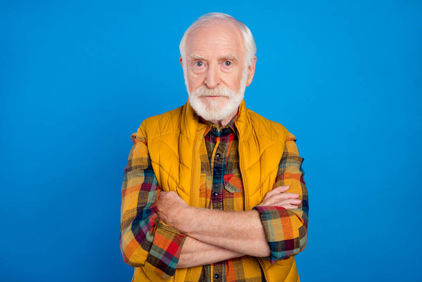 Portrait of attractive content serious grey-haired man folded arms isolated over vibrant blue color background - Zdjęcie, obraz