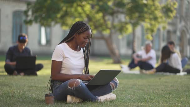 Досить темношкіра жінка під час навчання на відкритому повітрі
 - Кадри, відео