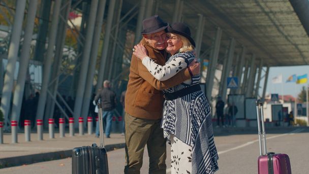 Idoso marido velho esposa aposentados turistas reunião reunião no terminal do aeroporto após a separação longa - Foto, Imagem