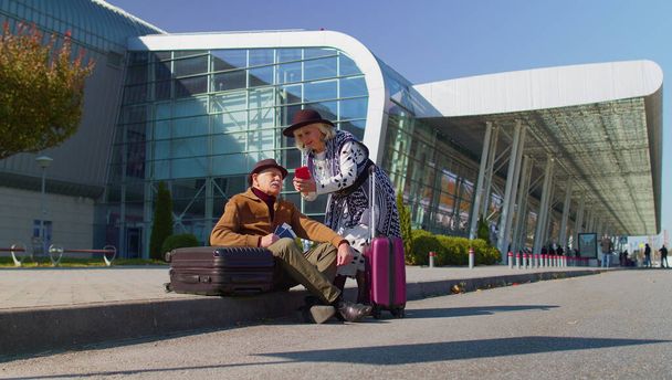 Starszy emeryt turystów babcia dziadek czeka na pokład w pobliżu międzynarodowego hali lotniska - Zdjęcie, obraz