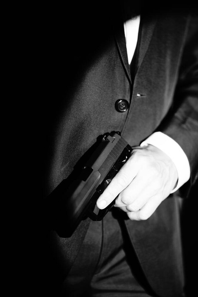 Dedektif erkek casus tabanca tutuyor gerilim kitabı kapağı tasarım fotoğrafı. - Fotoğraf, Görsel