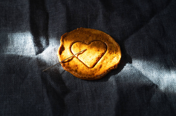 Biscoitos de açúcar mascavo caramelo doce com uma agulha de metal - Foto, Imagem