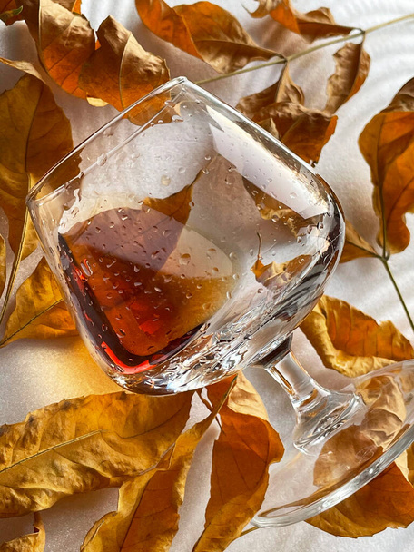 herfst cognac glas whiskey cognac drank - Foto, afbeelding