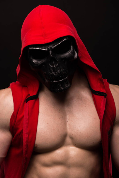 bodybuilder θέτει σε μια μάσκα κρανίο  - Φωτογραφία, εικόνα