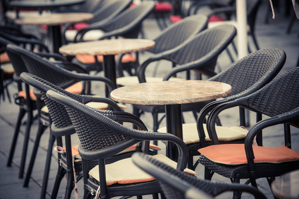 Az üres székek és asztalok színképe a szabadtéri teraszon. - Fotó, kép