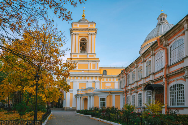 Vista da torre sineira da Catedral da Trindade no atual mosteiro ortodoxo masculino da Santíssima Trindade Alexander Nevsky Lavra em uma manhã de outono, São Petersburgo, Rússia - Foto, Imagem