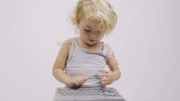Petite fille tapant sur le clavier - Séquence, vidéo