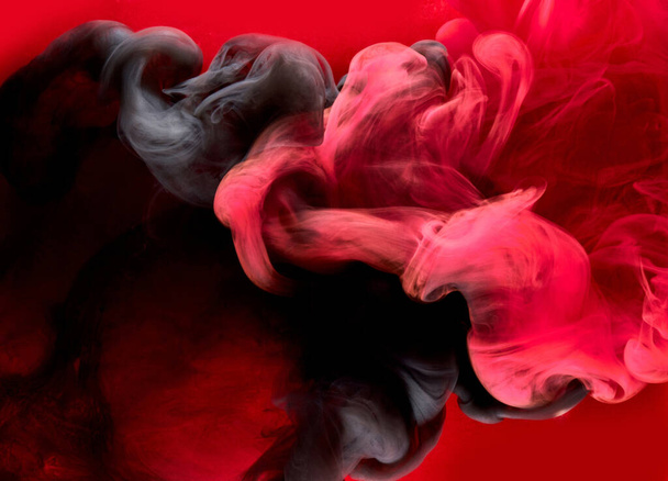 赤黒顔料渦巻くインク抽象的な背景、液体煙塗料水中 - 写真・画像