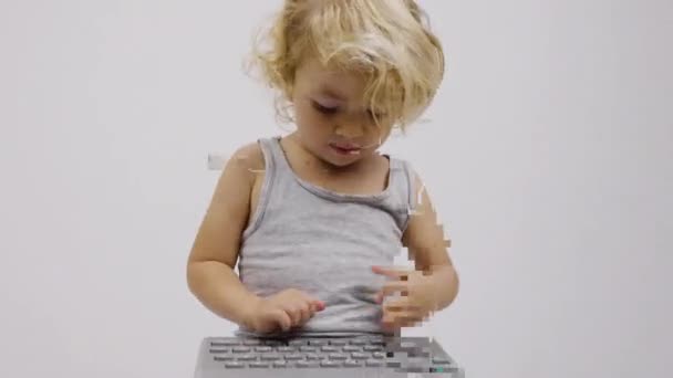 Mała dziewczynka pisząca na klawiaturze - Materiał filmowy, wideo