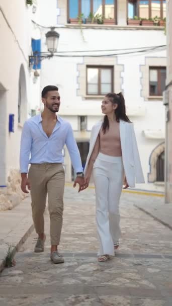 Élégant couple hispanique parlant tout en marchant en ville - Séquence, vidéo
