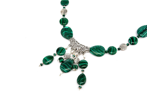 Malachiet smaragd ketting met groene juwelen lijn - Foto, afbeelding