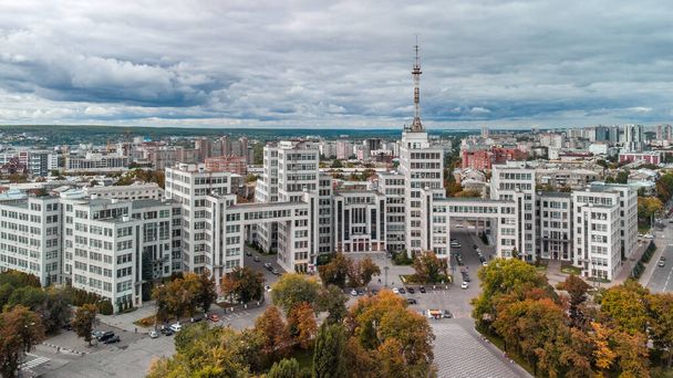 Özgürlük Svobody Meydanı 'ndan Derzhprom tarihi mimari binasındaki sonbahar renkli hava manzarası Ukrayna' nın Kharkiv kentindeki destansı bulutlu manzarayla - Fotoğraf, Görsel