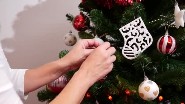 Frau platziert einen Stern auf dem Weihnachtsbaum - Filmmaterial, Video
