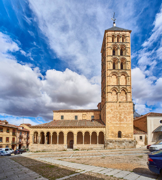 San Esteban Kilisesi 'nin başlıca cephesi, XII. Yüzyılda yapılmış ve Roma çan kulesi için ayakta duran bir tapınak. Segovia, İspanya. - Fotoğraf, Görsel