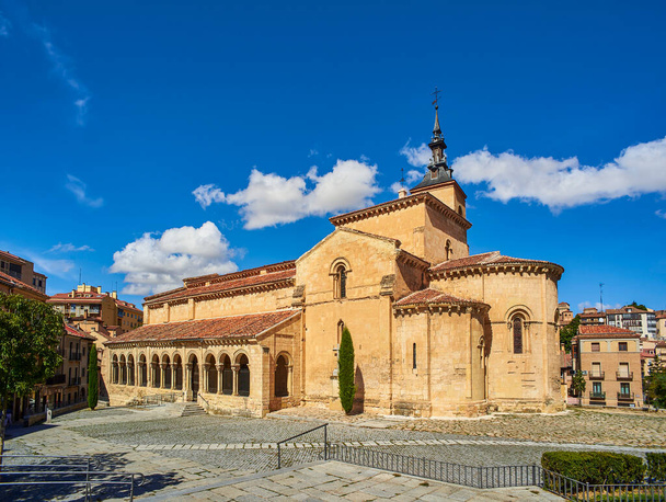 Südfassade der Kirche San Millan, ein romanischer Tempel aus dem 12. Jahrhundert, der sich im maurischen Viertel Segovia befindet. Spanien. - Foto, Bild