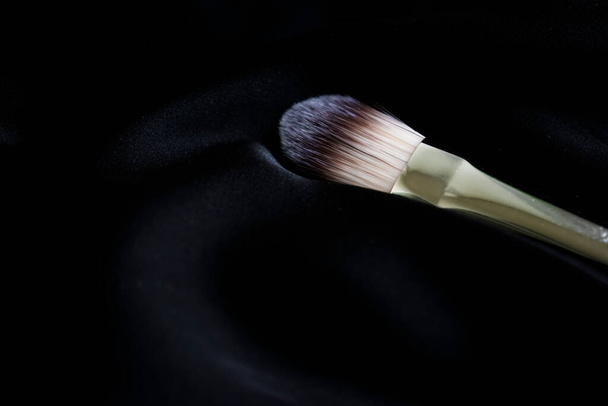 escova de maquiagem no fundo de seda - Foto, Imagem