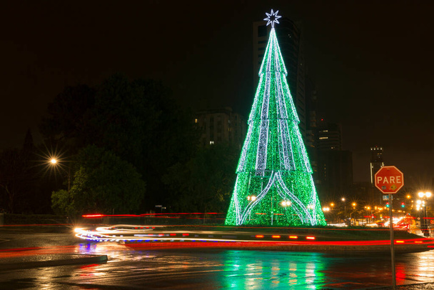 Árbol de Navidad en Curitiba Parana Brasil. - Foto, imagen