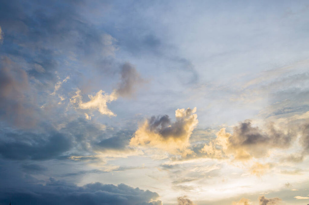 небо і хмари перед фоном заходу сонця
 - Фото, зображення