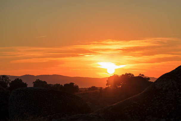 Auringonlasku Los Barruecosin luonnollisella alueella. Extremadura. Espanja. - Valokuva, kuva