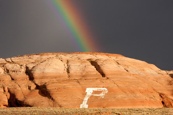 p steht für page, arizona unter einem Regenbogen - Foto, Bild