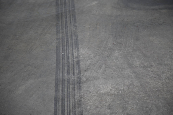 Roy kerék autók az úton cement padló háttér - Fotó, kép