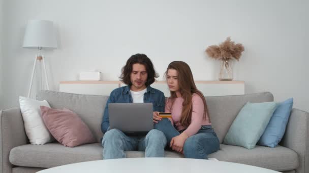 Finanzprobleme. Junges Paar kauft zu Hause gemeinsam online ein, wird aber wegen eines Banksystemfehlers abgelehnt - Filmmaterial, Video