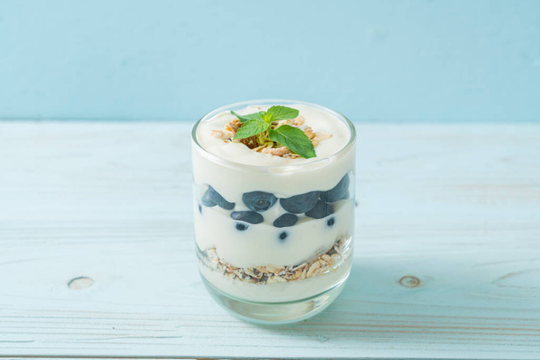 fresh blueberries and yogurt with granola - Healthy food style - Foto, imagen