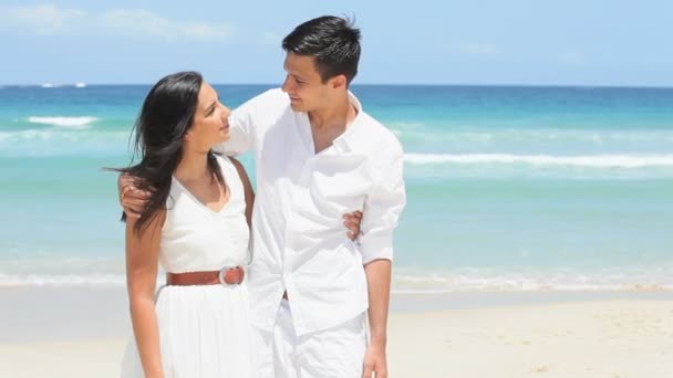 ζευγάρι απολαμβάνει χρόνο στην παραλία - Πλάνα, βίντεο