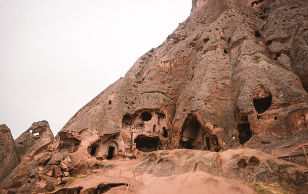 Het oude Selime klooster (gebouwd in rotsen) in Cappadocië, Turkije op een humeurige dag - Foto, afbeelding