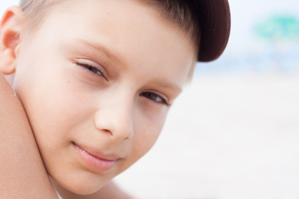 kind jongen portret close-up buiten - Foto, afbeelding