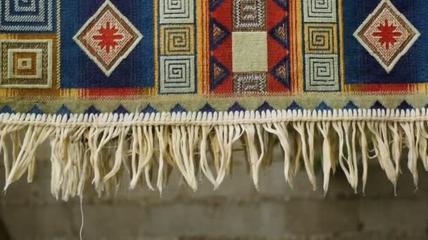 alfombra hecha a mano con patrones geométricos y flecos se seca - Metraje, vídeo