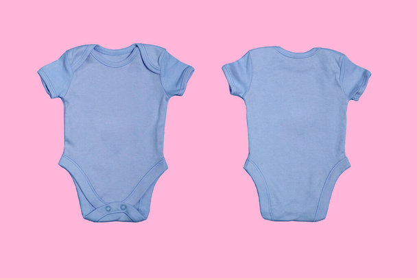 Blaue Blanko-Babybody-Vorlage, Nahaufnahme-Attrappe isoliert auf rosa Hintergrund. Vorder- und Rückseite. Babybody, Jumpsuit für Neugeborene. Blick von oben - Foto, Bild