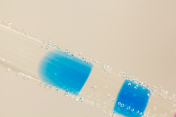 Composição abstrata com tubos subaquáticos com bolas de geleia coloridas dentro e bolhas
 - Foto, Imagem