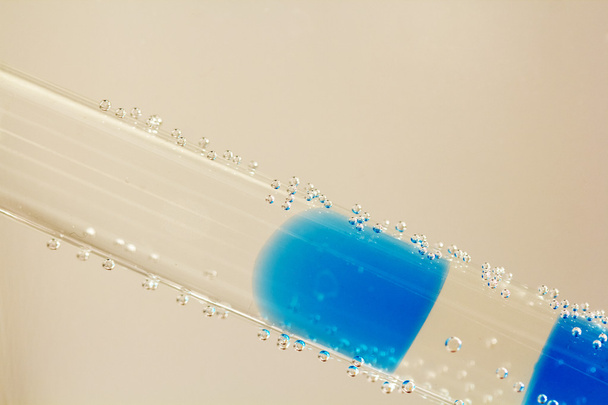 Composizione astratta con tubi subacquei con palline colorate di gelatina all'interno e bolle
 - Foto, immagini