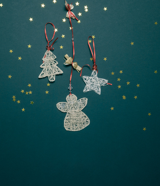 手作りの装飾が施されたクリスマスカード。クリスマスのモックアップ。レイアウト構成。天使とアスタリスクとヘリンボーンで構成される - 写真・画像