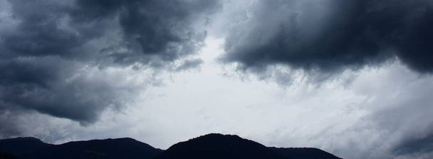 Tmavě šedé dramatické bouřkové mraky, dešťové mraky na obloze; deprese, melancholická nálada - Fotografie, Obrázek